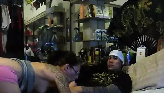 Ben deldi ve dövmeli çift buharlı seks hayatıyım