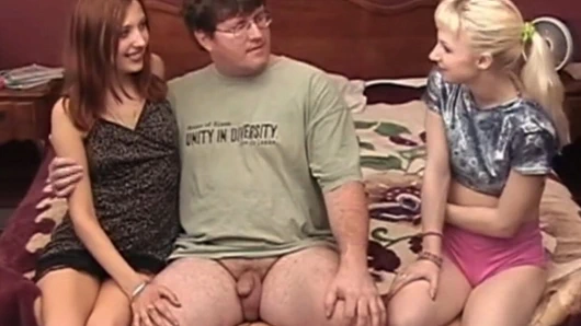 Lezbiyen bir çift küçük yarağını emdikten sonra oynuyor