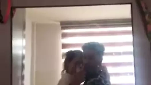 Farsça İranlı çift ayna önünde lanet