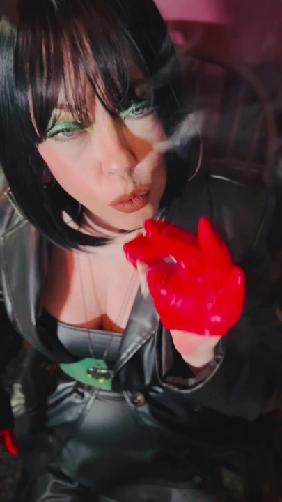 Deri ceketli ve eldivenli Bayan Tina Snua bir sigara yakıyor ve sonra siz deri aşıklar için sigara içiyor! | Klip 1