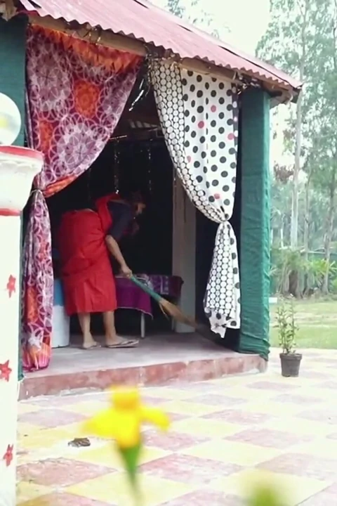 Zavallı köylü kızlar yerel liderle sikişiyor! Village Sex