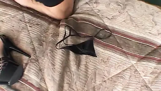Güzel genç mavi gözlü esmer amcığını iki adamla aynı anda sikiyor