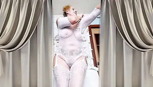 Ateşli ev hanımı Lukerya mutfakta açık şeffaf beyaz tulumla flört ediyor 2