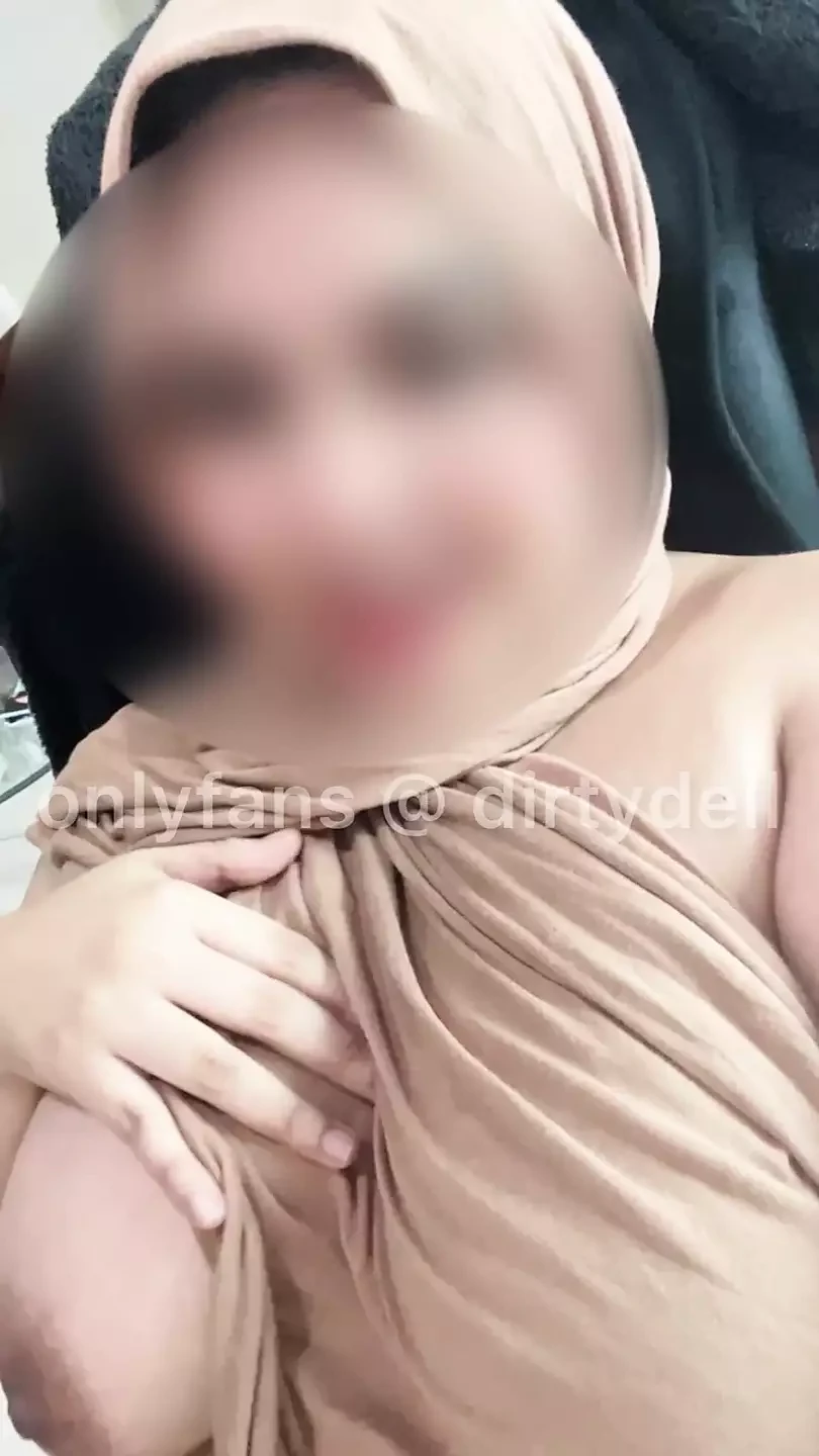 Namiętna dziewczyna w hidżabie ssie dildo