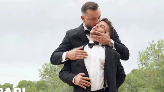 Allen King binmeden önce açgözlü bir şekilde Sör Peter'ın uzun, kalın yarağını emmek için diz çöküp eğiliyor - papi