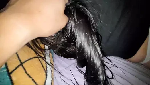 O çok büyük bir yarağın tadını çıkarırken yandan onu sikiyorum