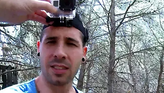 Genç dövmeli kız ormanda erkek arkadaşıyla oynuyor