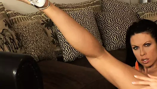 Turuncu etekli bebek – kamerada tek başına takılıyor!