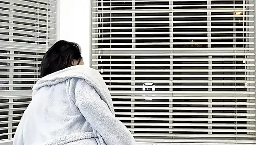 Büyük göt dildoda zıplıyor ve azgın küvet amcık oyunu