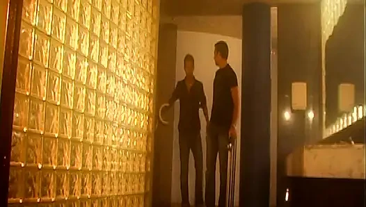 Olgun esmer ıslak anal seansında genişliyor