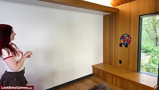 Bir dart oyunu yaramaz bir striptiz oyununa dönüştü