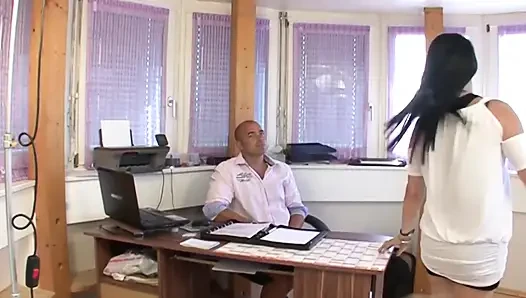 Olgun esmer yoğun ofis masasında