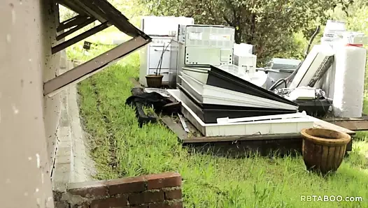 Ayakta dururken kıçını kazıklıyor