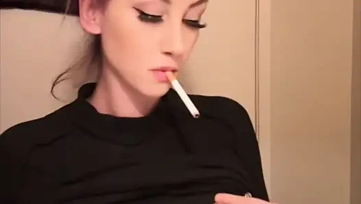 Artemisia sigara içmeyi ve mükemmel göğüslerini göstermeyi seviyor