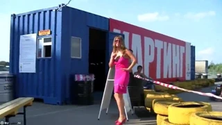 Cazibesini herkese açık bir şekilde gösterir