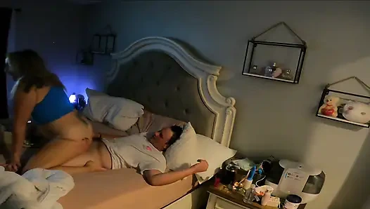 Genç erkek avcısı yemimi alıyor