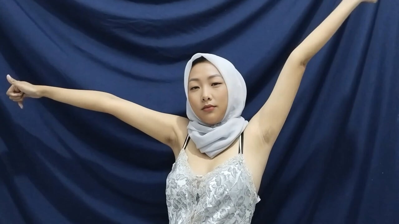 Orta yaşlı seksi kadın tesettürlü tek başına mastürbasyon yapıyor