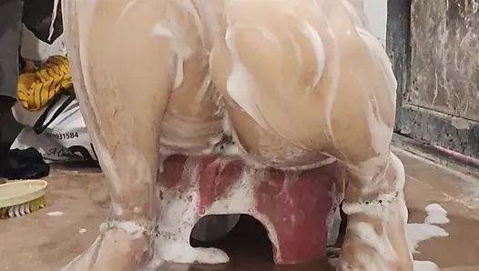 Priya bhabi ateşli banyo gösterisi