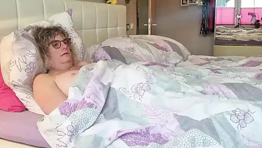 Tslillysophie sert yarakla çok azgın uyanıyor ve boşalıyor