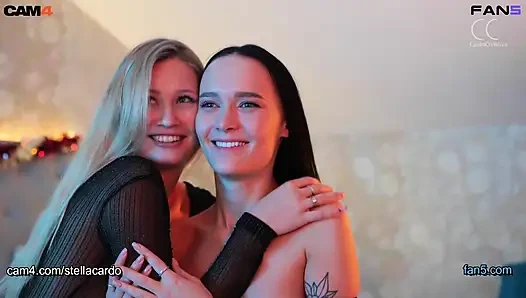 İki azgın iç çamaşırlı lezbo vücutlarını kameraya gösteriyor