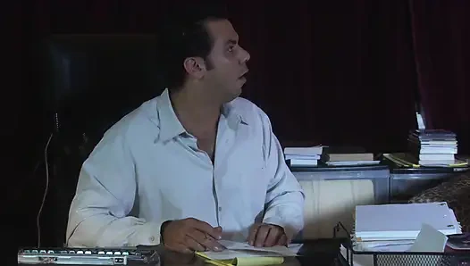 Azgın adam karısını oturma odalarında erotik sert seksle ödüllendiriyor