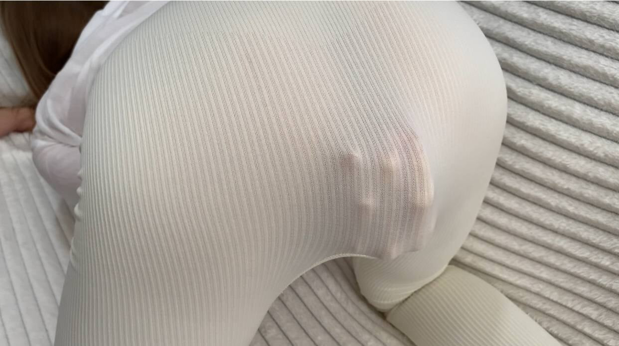 Spor salonunda sıkı poposunu çalıştırdıktan sonra sarışın, kıçından sikilmekten ve anal plug ile oynamaktan hoşlanıyor