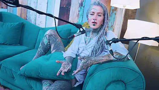 H hakkında konuşuyorum - mutluluk - asmr podcast sfw konuşuyor gotik sıska kız dreadlocks dövmeli model dövmeli kız