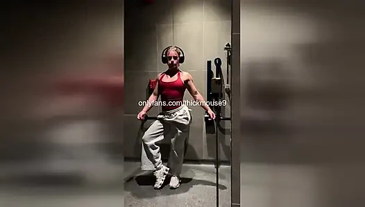 18 yaşındaki tiktok canlı spor salonu kazası: sıkı bakire amcık yırtıldı ve döllendi