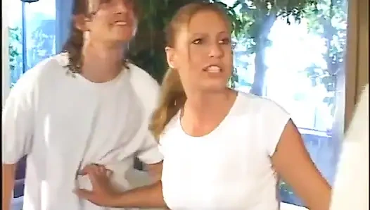 Seksi kaltak içeride aygırlarla üçlü seks sırasında iki yarağı birden alıyor