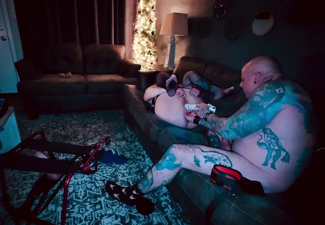 Ben onun zonklayan yarağını emerken büyük kalın dildoya biniyor