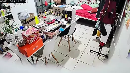 Ofisimdeki güvenlik kamerasını izliyorum