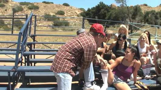 Beyzbol maçından sonra grup seks partisi bu yaramaz kızlar için heyecan verici olmalı