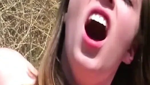 Olgun sarışın orta yaşlı seksi kadın kamyonda yarağı derine alıyor