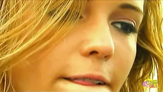 Seksi esmer bronzlaşmış bir sarışın tarafından seks oyuncağıyla sıkı götünü siktiriyor