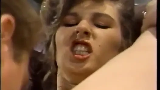 Orta yaşlı seksi kadın kanepede genç adamla sikişiyor