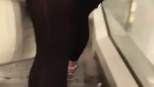 Parlak siyah opak taytlı sürtük Alman kız