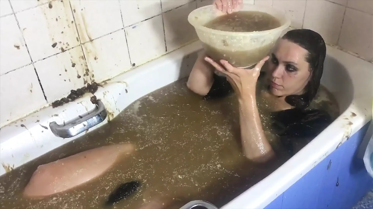 Hold da op, sexet gothic-pige oversmurt i vaniljesauce og sovs!