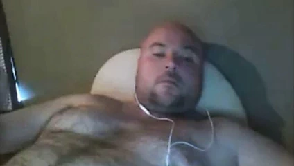 Sıcak kıllı göğüslü yakışıklı adam