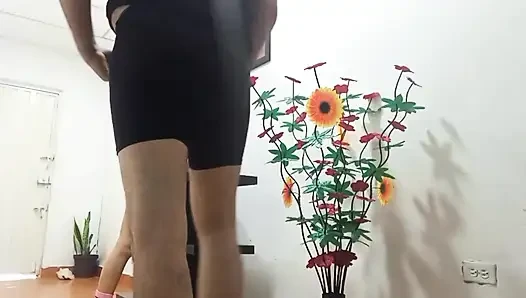 Temizlikçi kız, azgın patronu tarafından sevişiyor