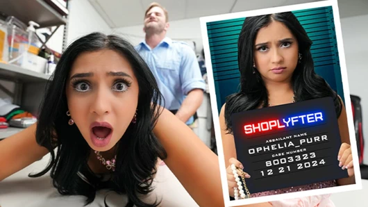 Shoplyfter! Daha iyi hissetmek için bir elbise çaldı, bu yüzden güvenlik görevlisi onu soyunuyor