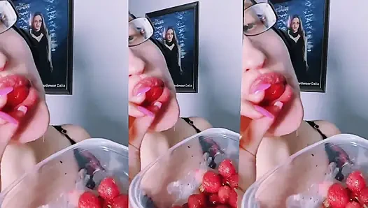 Asmr çilek yeme - asmr, göz gözlüğü, gianess, ruj, büyük dudaklar, mough, yemek, yüz fetişi, uzun tırnaklar