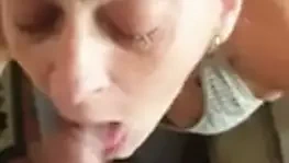 İngiliz sürtük ev hanımının yüzüne boşalıyor