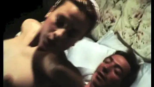 Mastürbasyon Yaparken Elma Yiyor Ve Sonra Erkek Arkadaşı Tarafından Sikiliyor