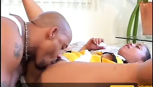 Siyah amigo kız büyük yarağa biniyor
