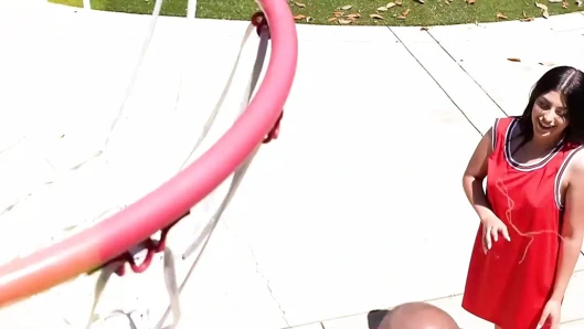 Evli kadın kocasını üvey kızlarına uzun yarağını emmek için bir şans daha vermeye ikna ediyor