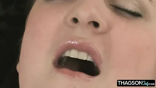 Azgın esmer orta yaşlı seksi kadın vibratörle kendini tatmin ediyor