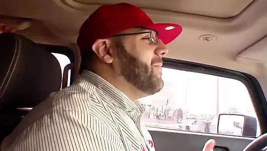 Genç sürtük bu yarağın nasıl sert olduğuna inanamıyor!