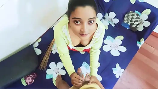 Üvey annem bana göğüslerini emmem için veriyor ve azıyor ve pembe amını örtmek için veriyor