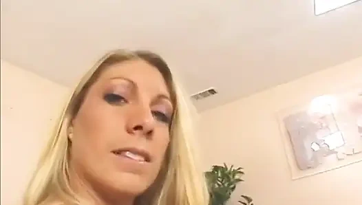 Büyük memeli orta yaşlı seksi kadın büyük zenci yarağıyla anal sikişiyor
