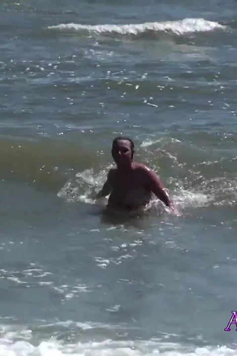 Sürtük orta yaşlı seksi kadın ortak bir plajda yarak emiyor.